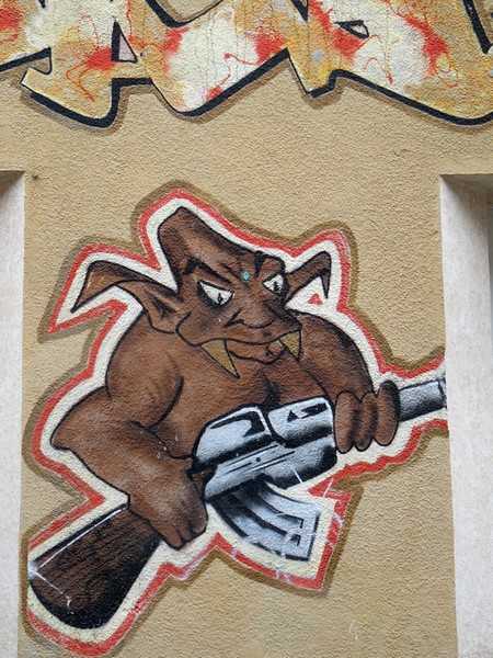Der bewaffnete Character schützt das Haus