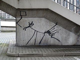 Na Rheinkniebrücke najdeme mnoho abstraktních postav