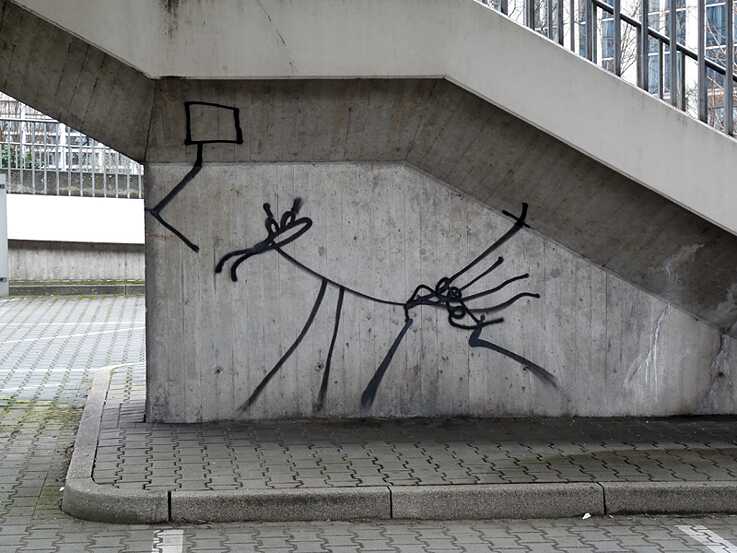 An der Rheinkniebrücke findet man viele der abstrakten Figuren