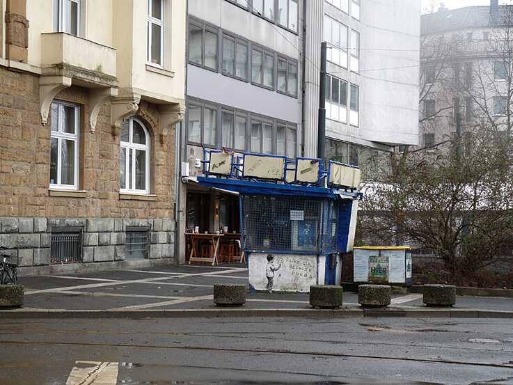 Kiosk, verschönert durch Streetart