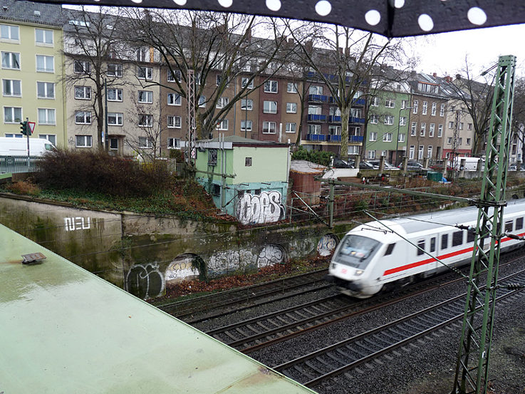 Bahngleise und Haltestellen sind prädestiniert für Graffiti