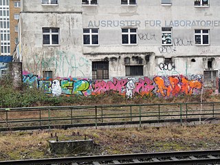 Pestrobarevné piecy s komiksovými postavami