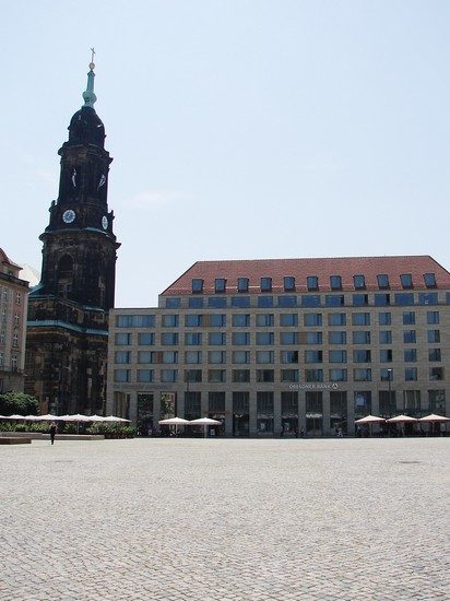 Hotel Altmarkt, hotel s kostelem sv. Kříže /Kreuzkirche/