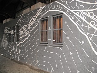 „Geograffiti“ na nádraží nadzemky S-Bahnhof Plauen