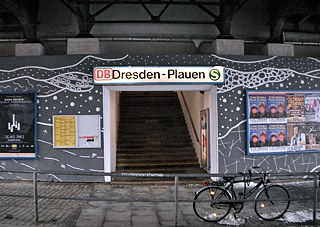 „Geograffiti“ na nádraží nadzemky S-Bahnhof Plauen