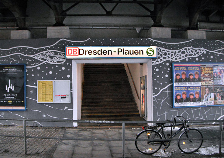 „Geograffiti“ na nádraží nadzemky S-Bahnhof Plauen