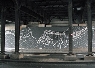 „Geograffiti“ na nádraží nadzemky S-Bahnhof Plauen