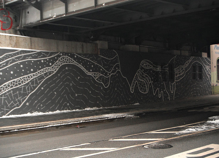 „Geograffiti“ na nádraží nadzemky S-Bahnhof Plauen