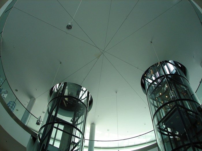 Glaskugelhaus: Lifte und Deckenkonstruktion