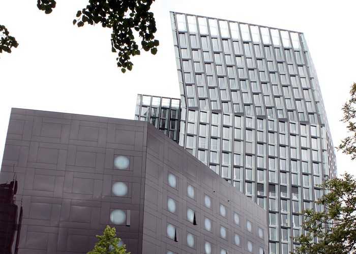 Tančící mrakodrapy, venkovní pohled na administrativní budovu a na budovu hotelu