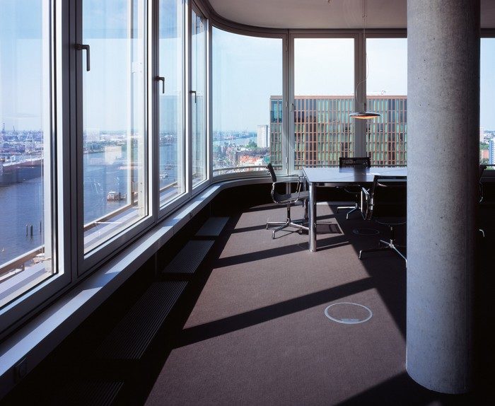 Büro im Astra-Turm mit Blick auf die Elbe