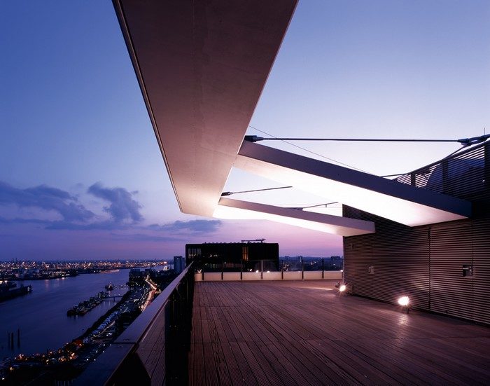 Astra-Turm: Sonnendeck mit Blick auf die Elbe