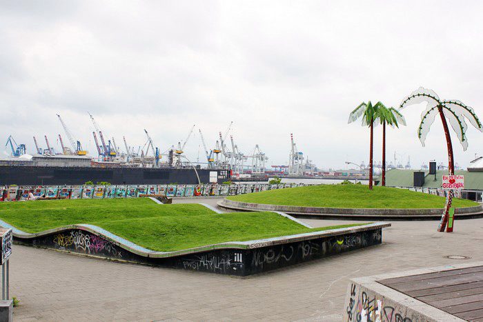 Das wellenförmige Rasenstück im Park Fiction wird „Fliegender Teppich“ genannt