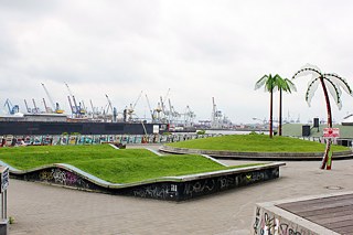 Das wellenförmige Rasenstück im Park Fiction wird „Fliegender Teppich“ genannt