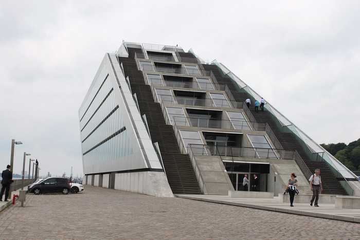 Dockland, návštěvníci na venkovním schodišti