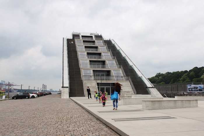Dockland, venkovní schodiště s vyhlídkou na přístav