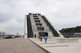 Dockland: Freitreppe mit Sicht auf den Hafen