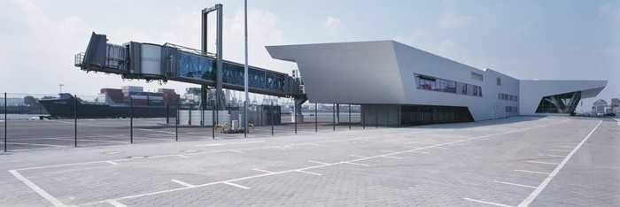 Cruise Center Altona, pohled z boku s koridorem pro cestující
