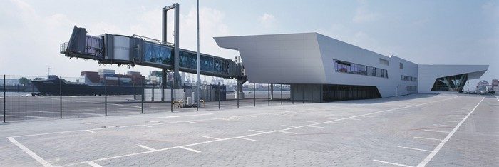 Cruise Center Altona: Blick von der Seite mit Gangway für die Passagiere