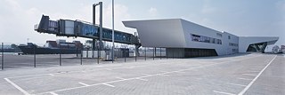 Cruise Center Altona: Blick von der Seite mit Gangway für die Passagiere