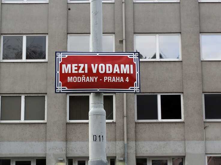 Mezi Vodami, ulice plná graffiti 