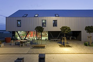 Das Bauwerk wurde neu bedeckt mit silbernen Profilblechen © Foto: TOAST - Libor Stavjaník