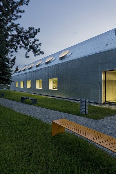 Das Bauwerk mit charakteristischen Oberlichter und der Außenfläche aus silbernen Fassadenfolie © Foto: TOAST - Libor Stavjaník