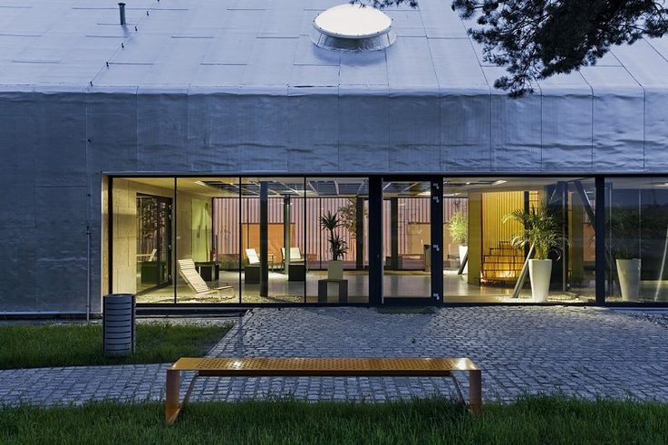 Das Bauwerk mit charakteristischen Oberlichter und der Außenfläche aus silbernen Fassadenfolie © Foto: TOAST - Libor Stavjaník