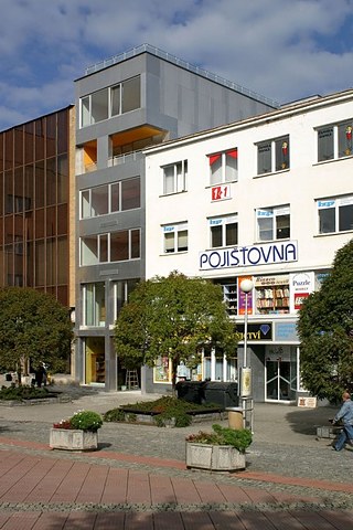 Blick vom Náměstí Míru auf das Multifunktionshaus