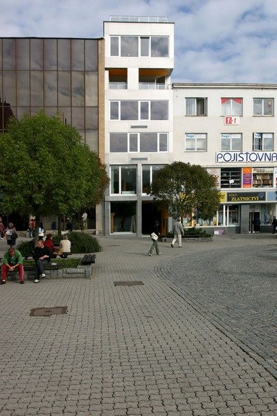 Blick vom Náměstí Míru auf das Multifunktionshaus