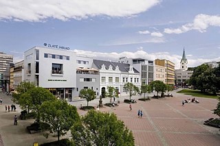 Blick vom Náměstí Míru auf den Eckbau, der das ursprüngliche Objekt Záložny mit dem Neubau verbindet © Foto: TOAST - Libor Stavjaník