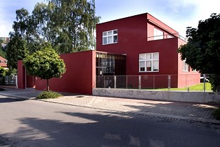 Straßenansicht auf den Eingangsbereich mit dem neuen Wintergarten © Foto: TOAST - Libor Stavjaník