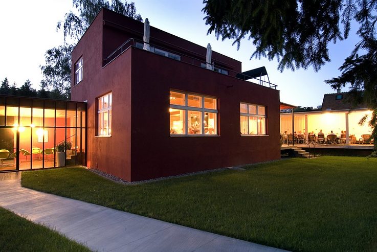 Blick aus dem Garten in das Café © Foto: TOAST - Libor Stavjaník