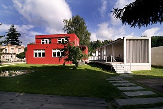 Blick aus dem Garten, rechts befindet sich der neue Sommeraltan © Foto: TOAST - Libor Stavjaník