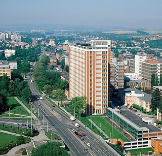 Celkový letecký pohled, vpravo dole novostavba parkovacího domu © Foto: TOAST - Libor Stavjaník, Dušan Tománek (pro Zlínský kraj)