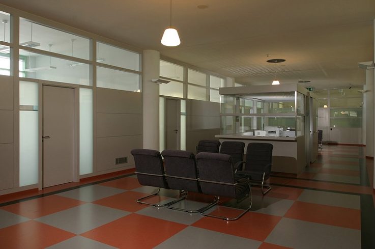 Ursprüngliche, offene Räumlichkeit mit dem typischen Boden angepasst für Zellenbüros mit innerem Gang © Foto: TOAST - Libor Stavjaník, Dušan Tománek (für den Landkreis Zlín)