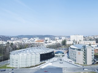 Blick auf das Gesamtareal, links das Kongresszentrum und rechts das Universitätszentrum, dazwischen die Statur von T.G. Masaryk © Foto: Richard Davies