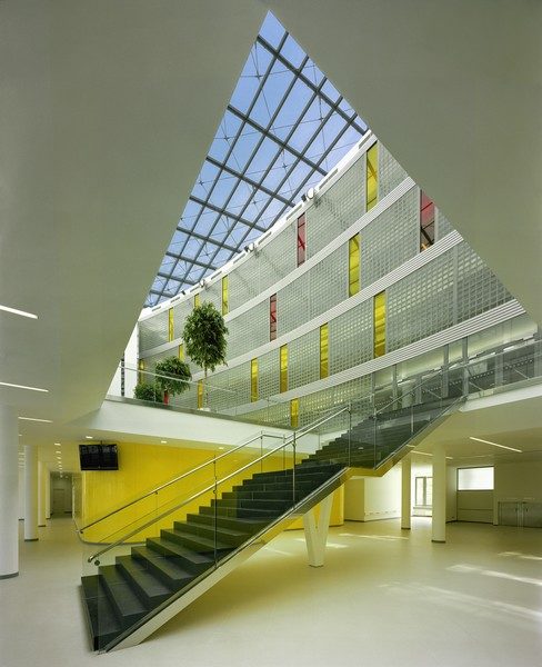 Velkorysé vnitřní átrium univerzitního centra © Foto: Ivan Němec