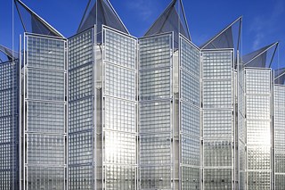 Der vorgestellte Mantel aus Glasbausteinen dient als Schallschutzhaube © Foto: Richard Davies