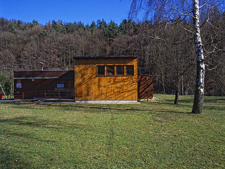 Gemeindeamt Šarov, Fassade aus Straßenansicht © Foto: TOAST - Libor Stavjaník