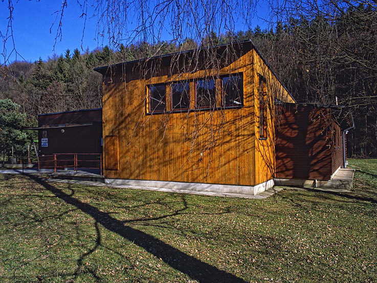Gemeindeamt Šarov, Fassade aus Straßenansicht © Foto: TOAST - Libor Stavjaník