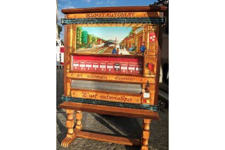 Art vending machine chest