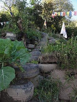 Auch die Treppen des Garten sind aus alten Reifen