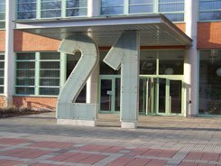 Vchod do budovy č. 21, původně hlavní administrativní budovy firmy Baťa 