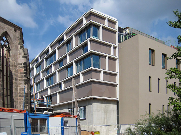 Stadtbibliothek Nürnberg, schlanker Neubaukörper am Katharinenkloster