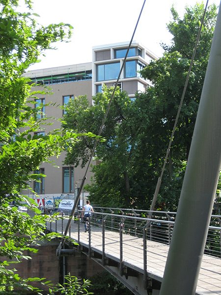 Městská knihovna v Norimberku, pohled od mostu k ostrovu Schütt