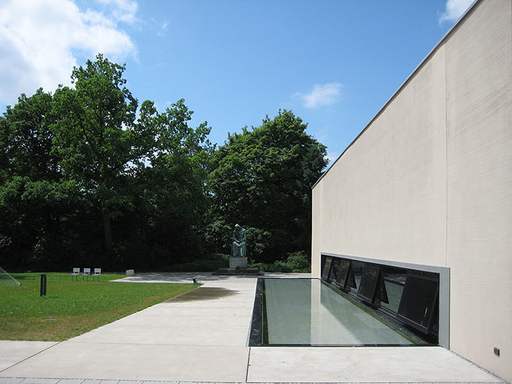 Aussegnungshalle am Westfriedhof, Wasserbecken am Fensterband