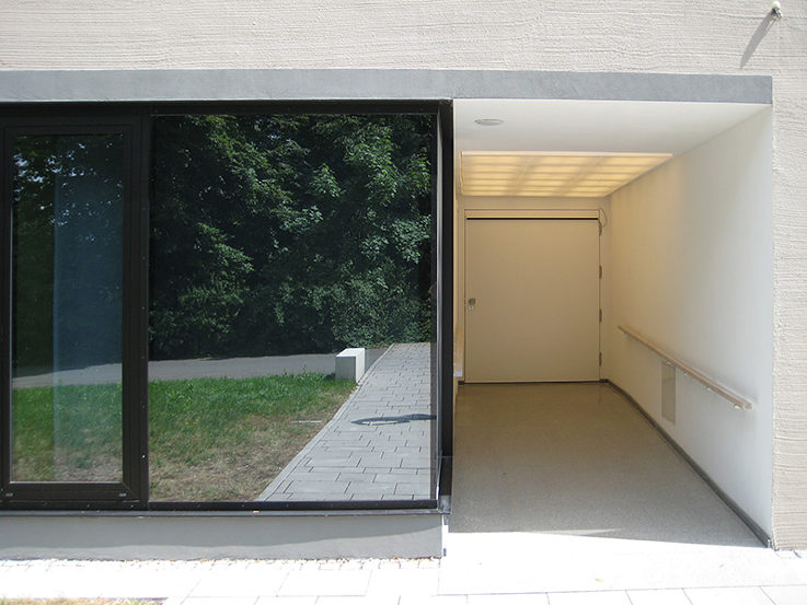 Aussegnungshalle am Westfriedhof, Fensterfront