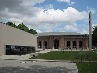 Obřadní síň hřbitova Westfriedhof, se starou budovou v pozadí