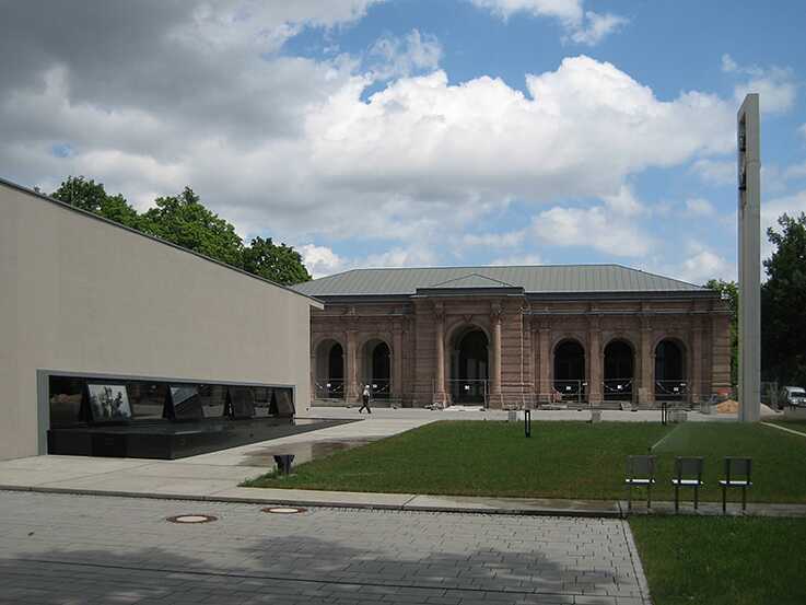 Aussegnungshalle am Westfriedhof, mit Altbau im Hintergrund